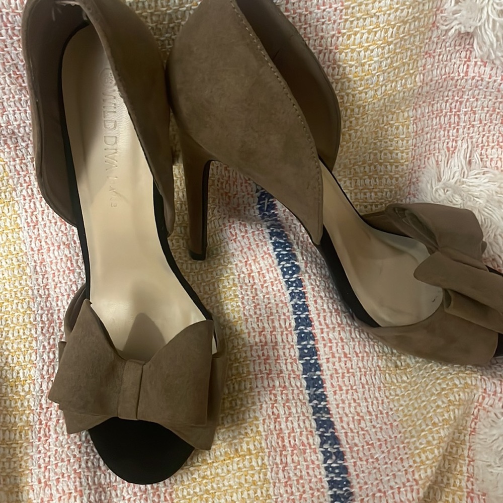 Beige Heels with bow Sz 81/2